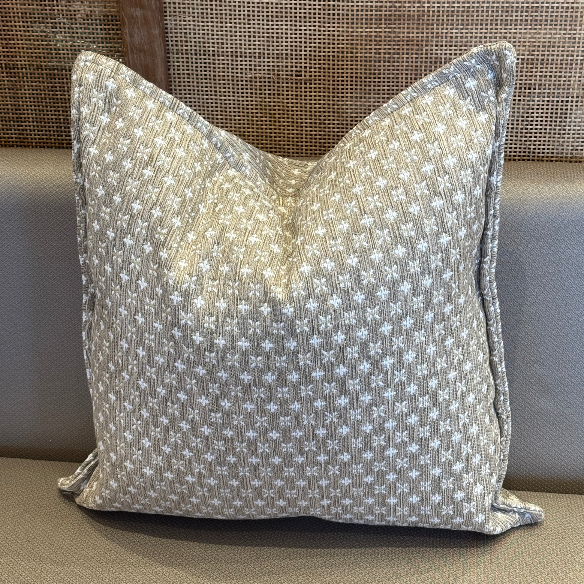Coussin beige en tissu marocain à motif discret, idéal pour décoration de salon moderne et élégant