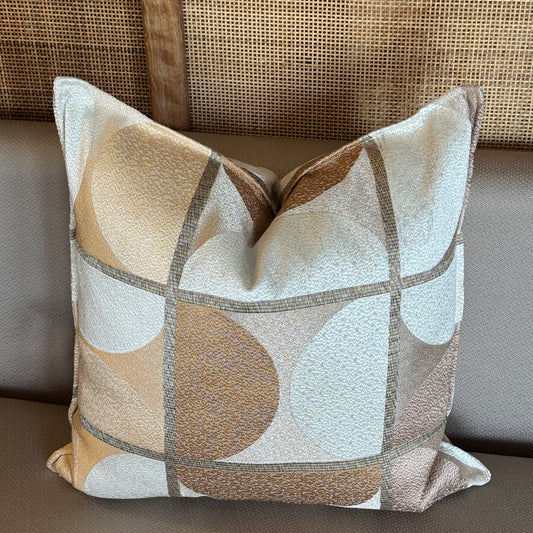 Coussin beige motif géométrique à cercles en tissu marocain tissé, idéal pour décoration de salon moderne et élégante