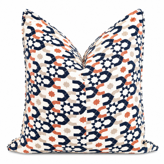 Coussin décoratif Beldi moderne bleu marine, écru et ocre avec motifs graphiques tissés, Collection Biyadi.