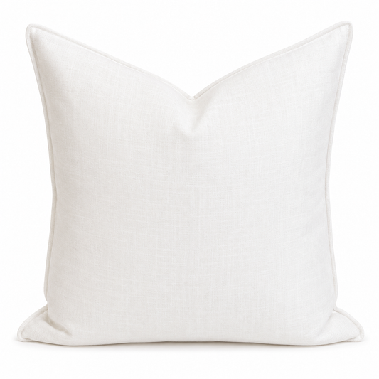 Coussin décoratif uni blanc cassé 50 × 50 cm sur fond blanc – Biyadi Collection