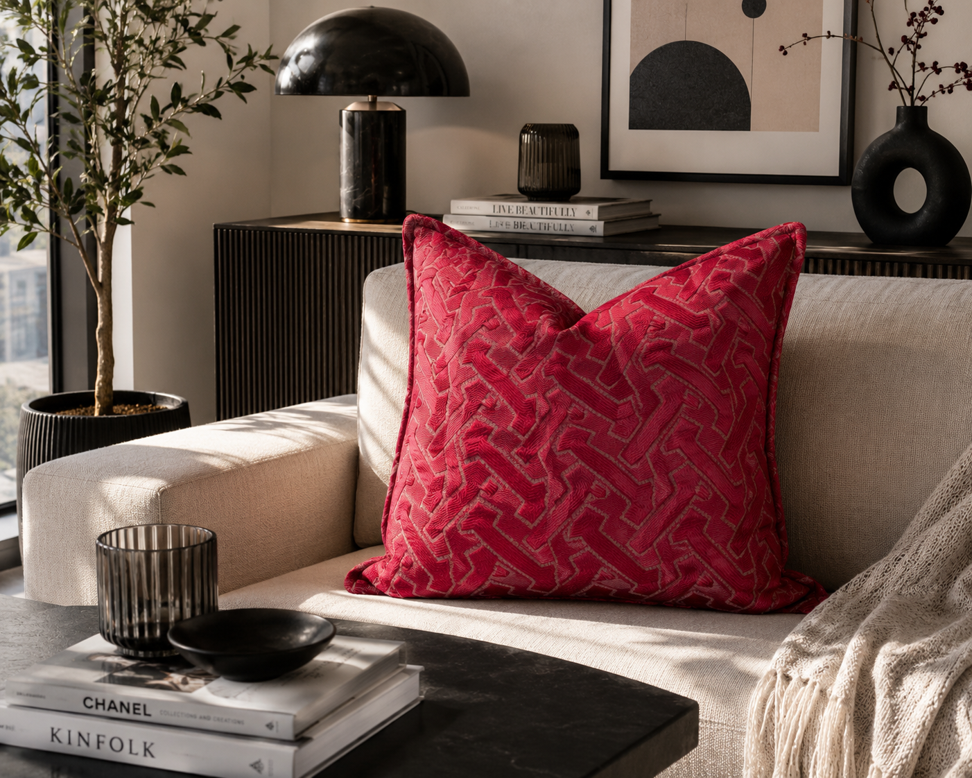 Coussin décoratif bordeaux à motif géométrique en tissu marocain dans une ambiance salon moderne et élégante avec décoration minimaliste – Biyadi Collection.