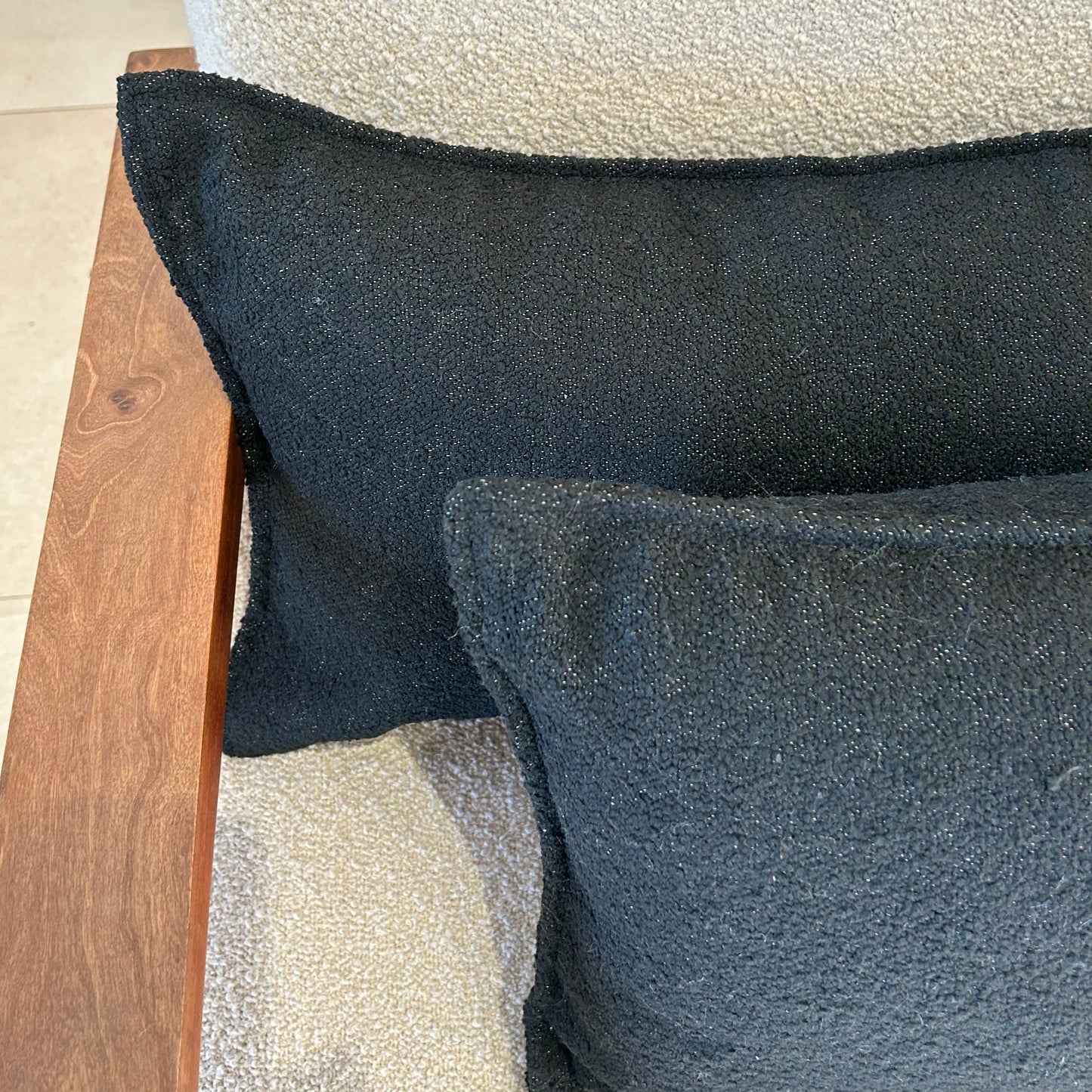 Détail du tissu bouclette du coussin, texture douce et épaisse, finition soignée