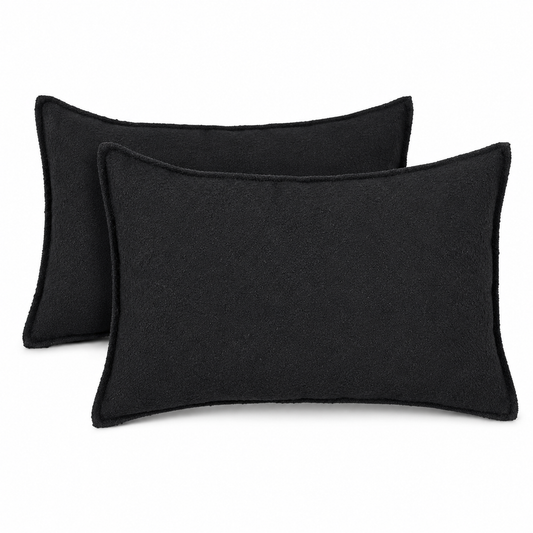 Coussins rectangulaires en tissu bouclette noir, texture douce et élégante