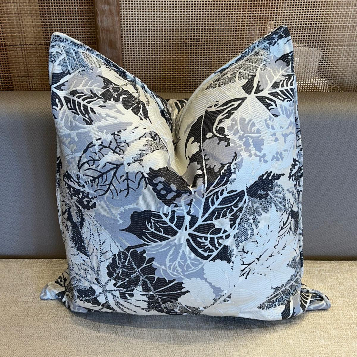 Coussin décoratif à motif branchage noir et ivoire en tissu marocain, tissage en relief et finition élégante.