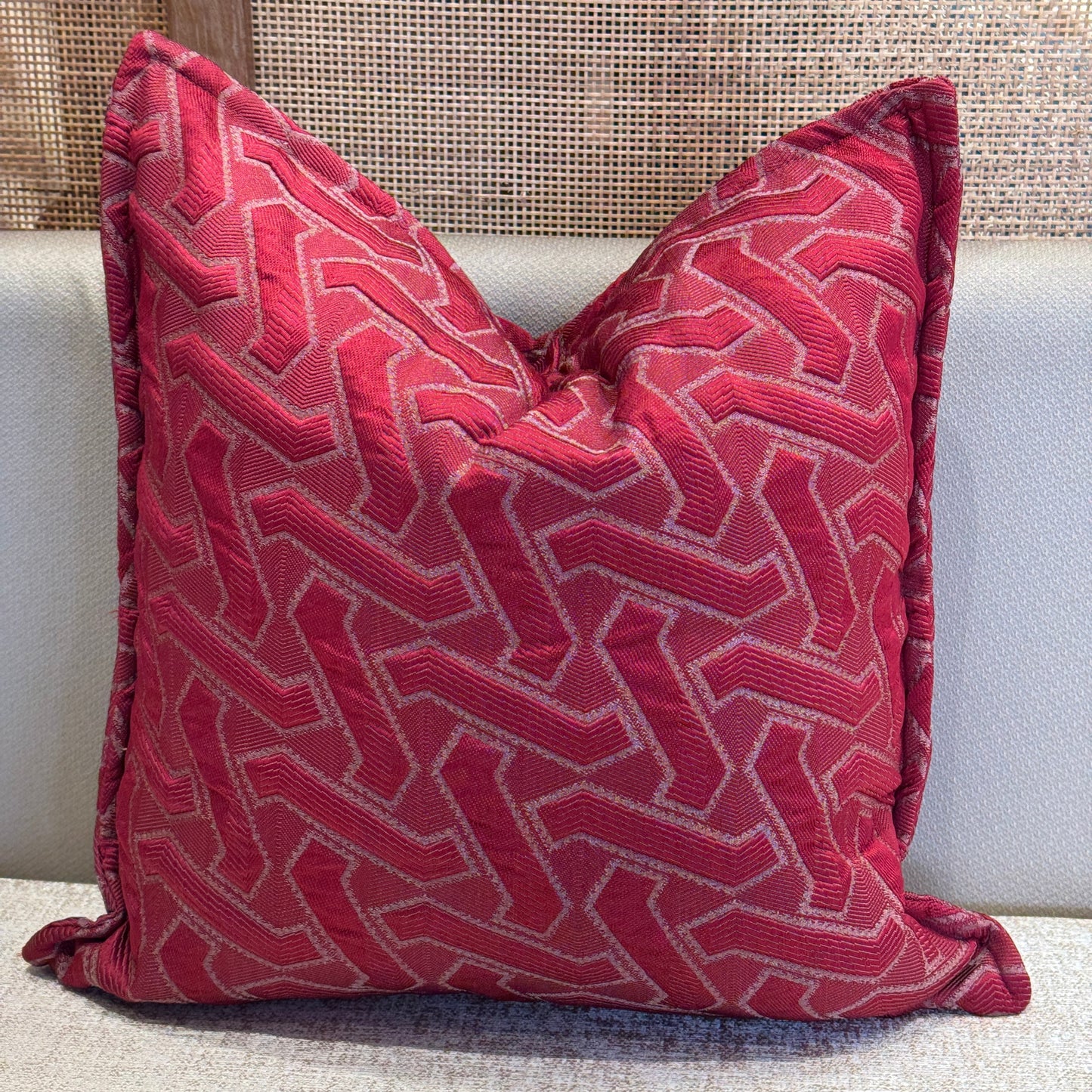 Coussin décoratif géométrique bordeau