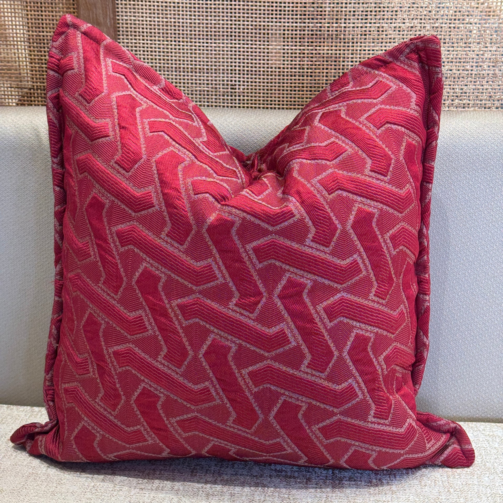 Coussin décoratif géométrique bordeau