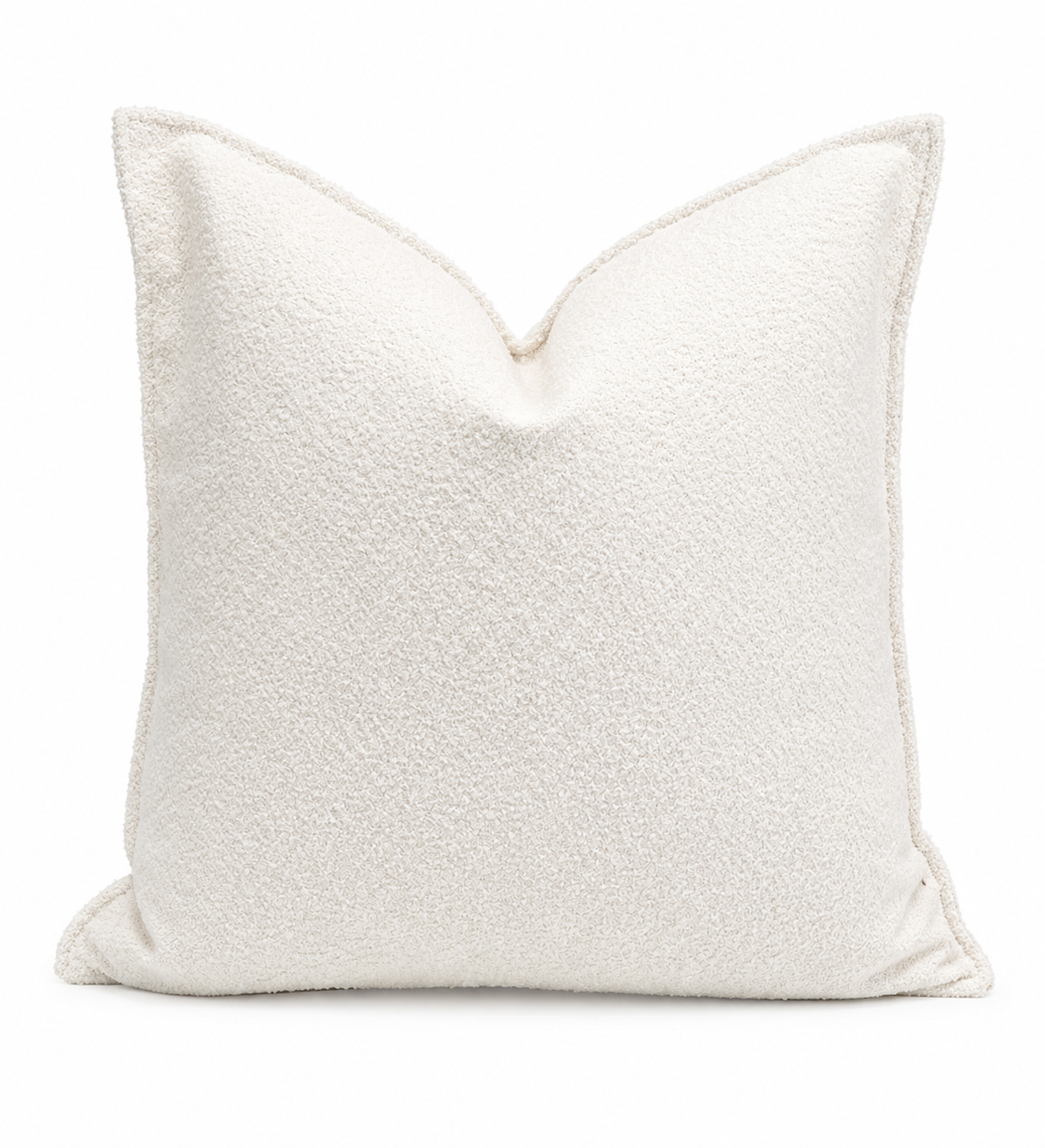 Coussin carré blanc en tissu bouclette texturé, idéal pour une décoration intérieure élégante et lumineuse.