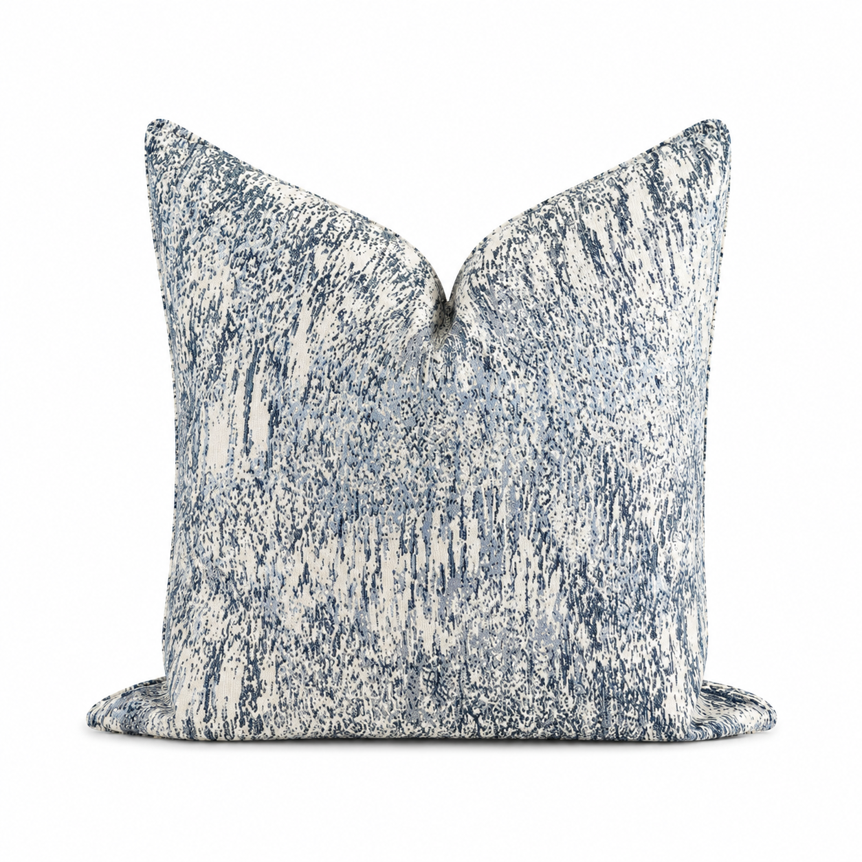 Coussin carré écru à motif texturé bleu grisé en tissu tissé au Maroc, avec finition couture idéal pour une décoration intérieure élégante et contemporaine.