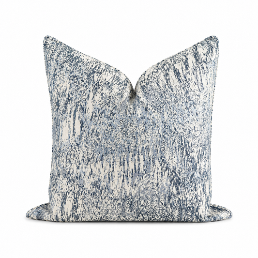 Coussin carré écru à motif texturé bleu grisé en tissu tissé au Maroc, avec finition couture idéal pour une décoration intérieure élégante et contemporaine.