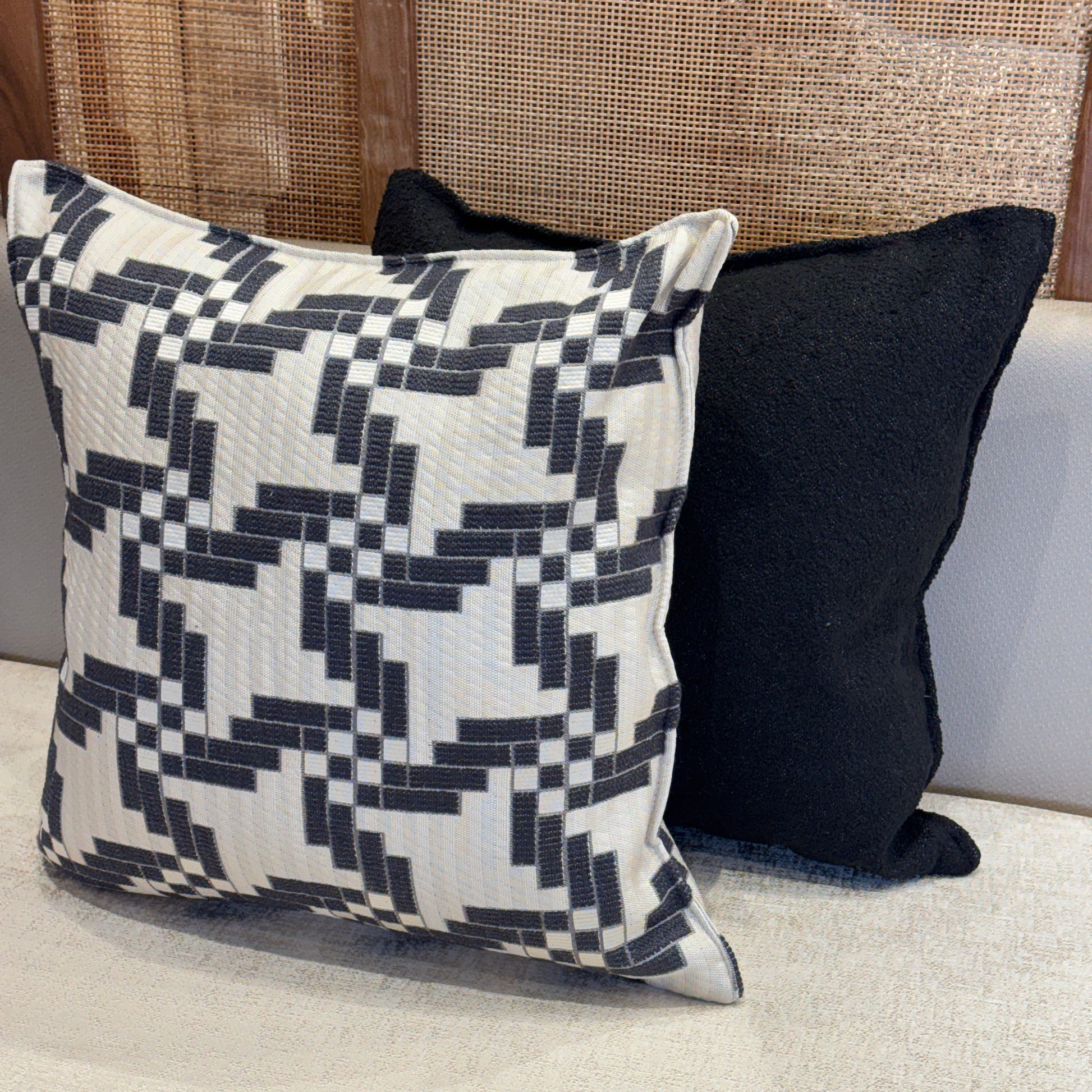 Coussin en bouclette noir , coussin géométrique