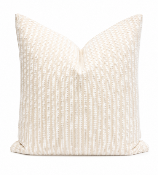 Coussin carré écru à rayures texturées verticales sur fond blanc, style élégant et minimaliste pour décoration intérieure moderne.