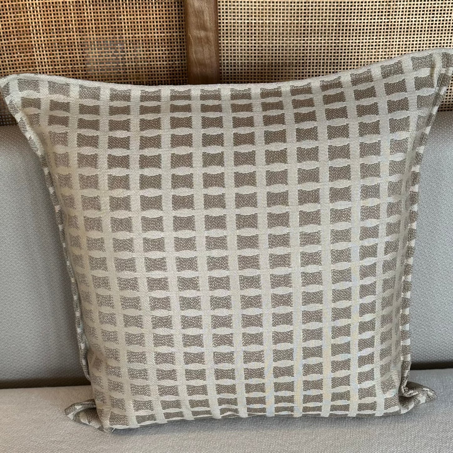 Coussin décoratif en tissu tissé à motif carreaux, teintes taupes au style sobre et contemporain.