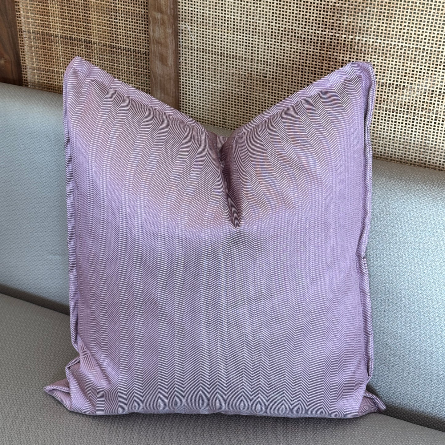 Coussin mauve à motif chevron