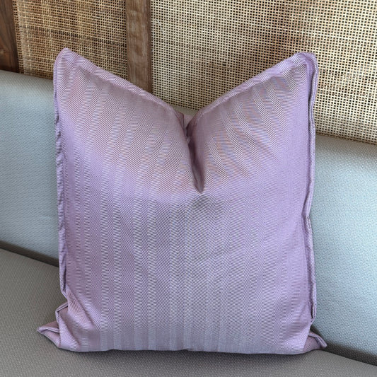 Coussin mauve à motif chevron