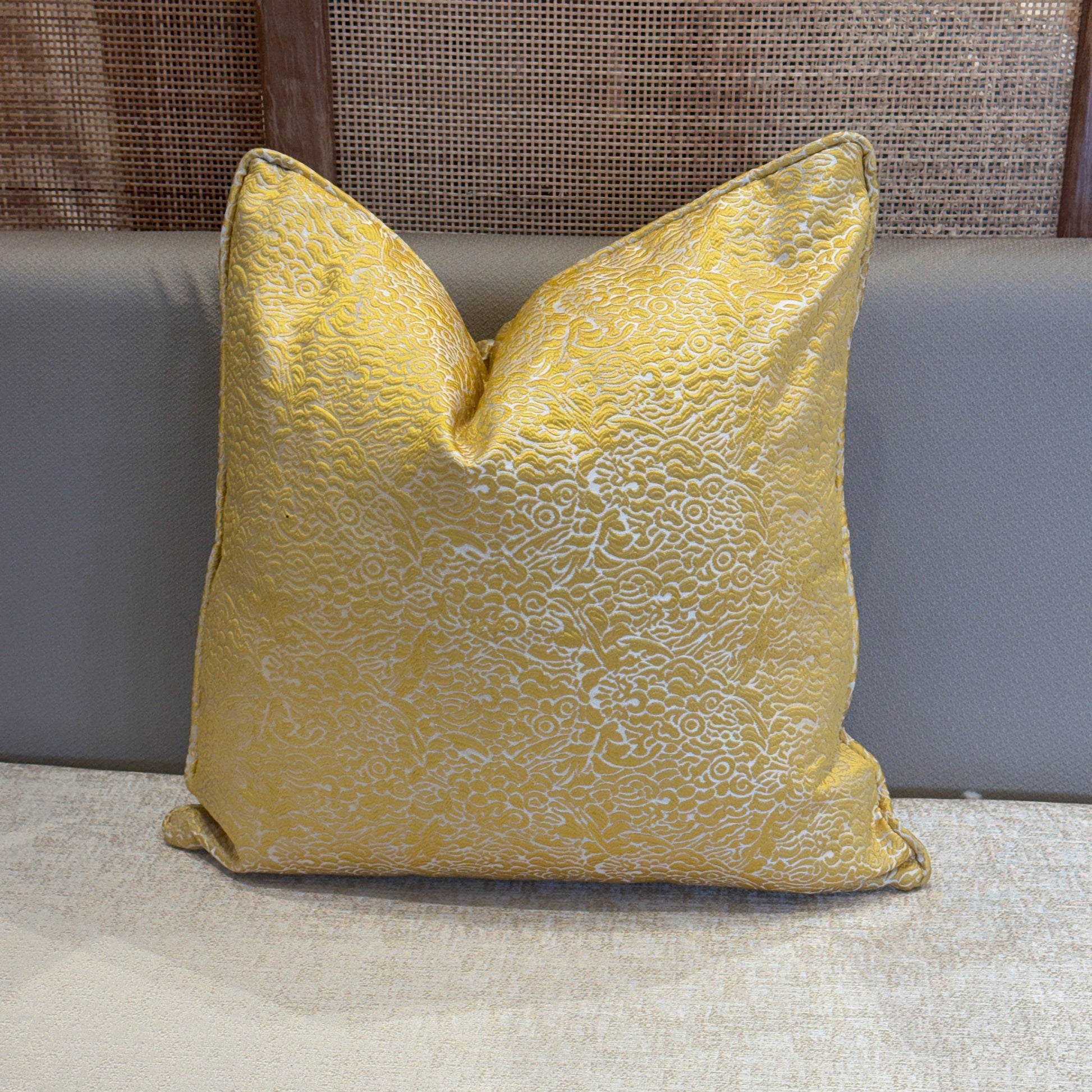 Coussin décoratif tisse en relief jaun