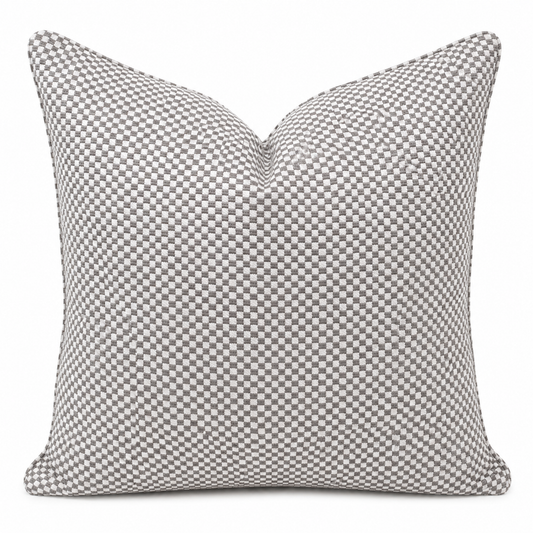 Coussin décoratif à motif damier gris et blanc cassé en tissu tissé marocain, style élégant et moderne pour salon contemporain.