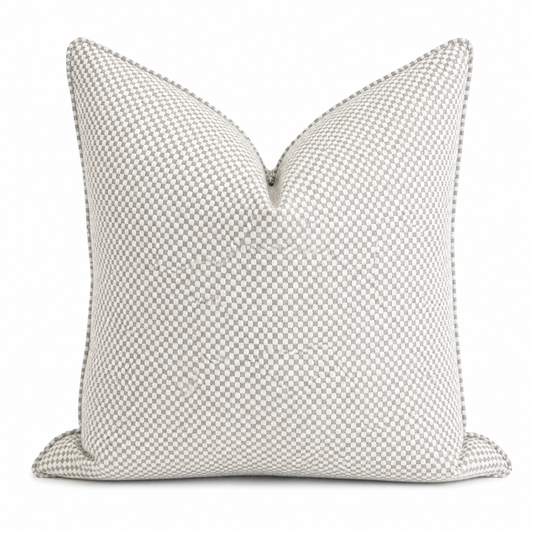 Coussin décoratif taupe et blanc cassé à petit motif échiquier tissé, Collection Biyadi.