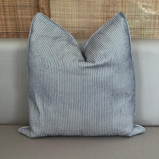 Coussin gris à rayures fines