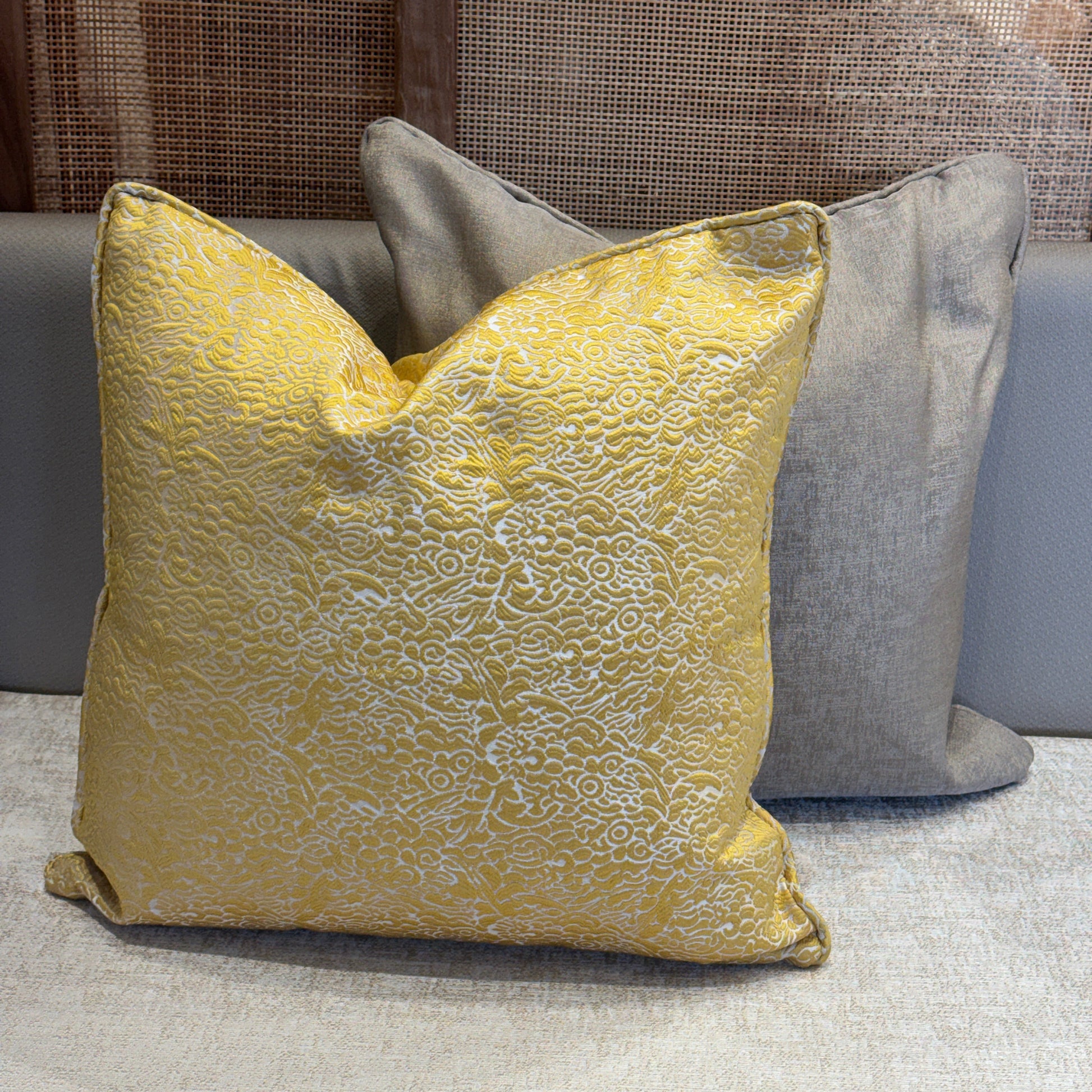 Coussin décoratif taupe uni et coussin jaune tisse en relief