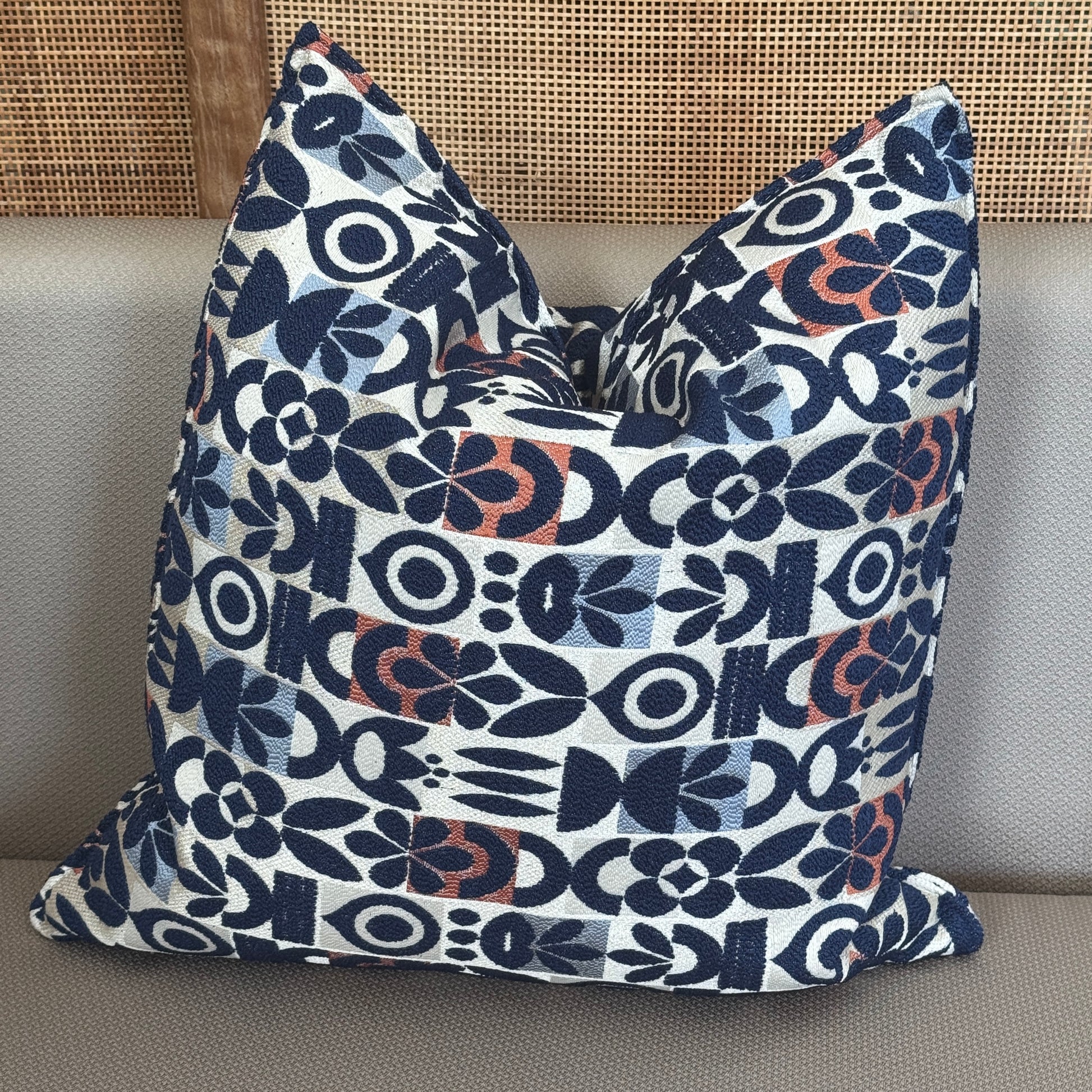 Coussin décoratif motif floral bleu en tissu texturé, design élégant pour salon moderne, création Biyadi Collection fabriquée au Maroc