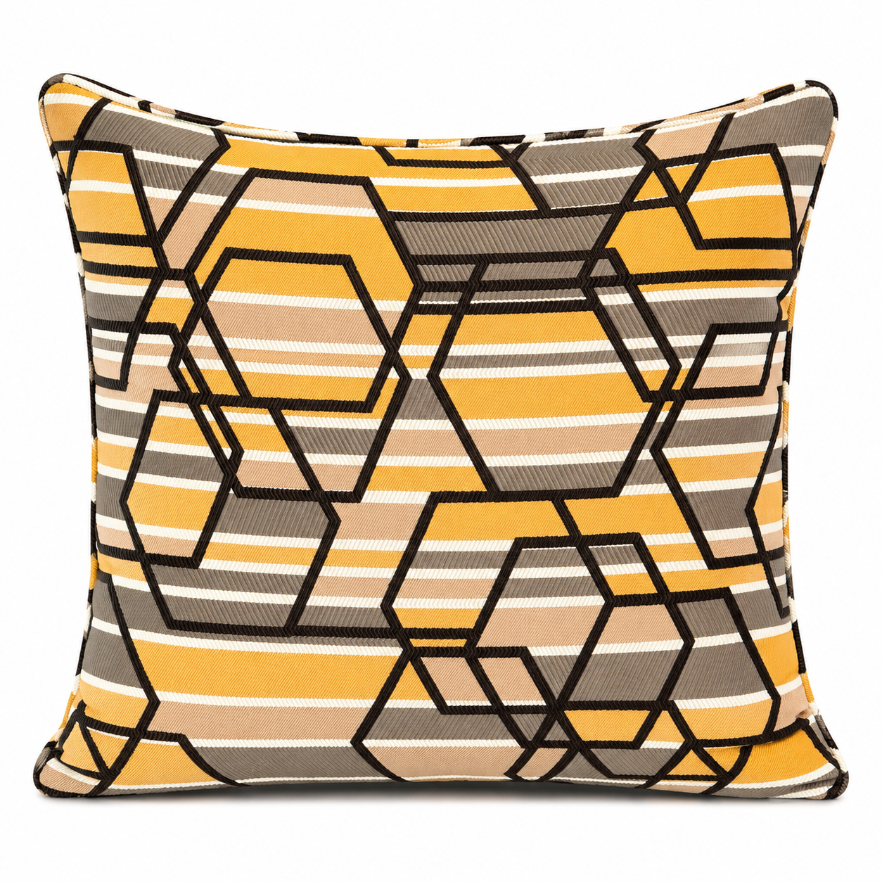 Coussin décoratif moutarde, beige et marron à motif géométrique avec finition passepoil.