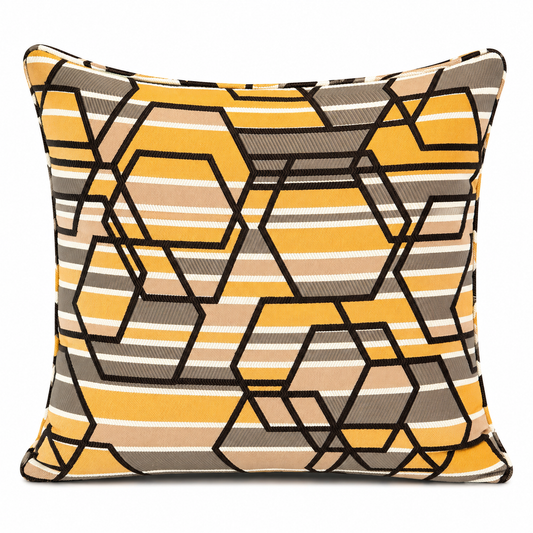 Coussin décoratif moutarde, beige et marron à motif géométrique avec finition passepoil.