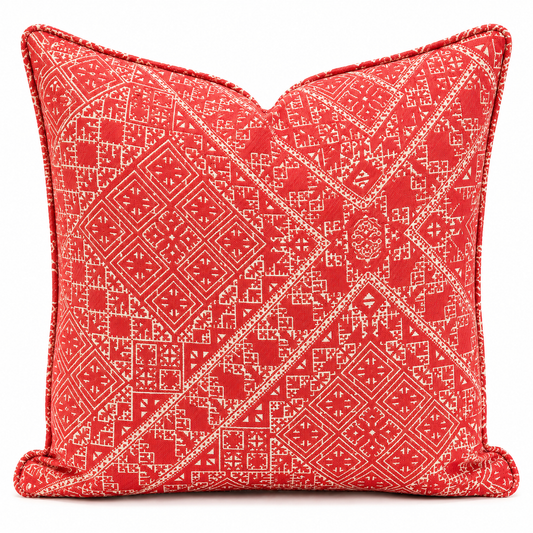 Coussin décoratif fuchsia en tarz marocain avec motifs géométriques tissés, Collection Biyadi.