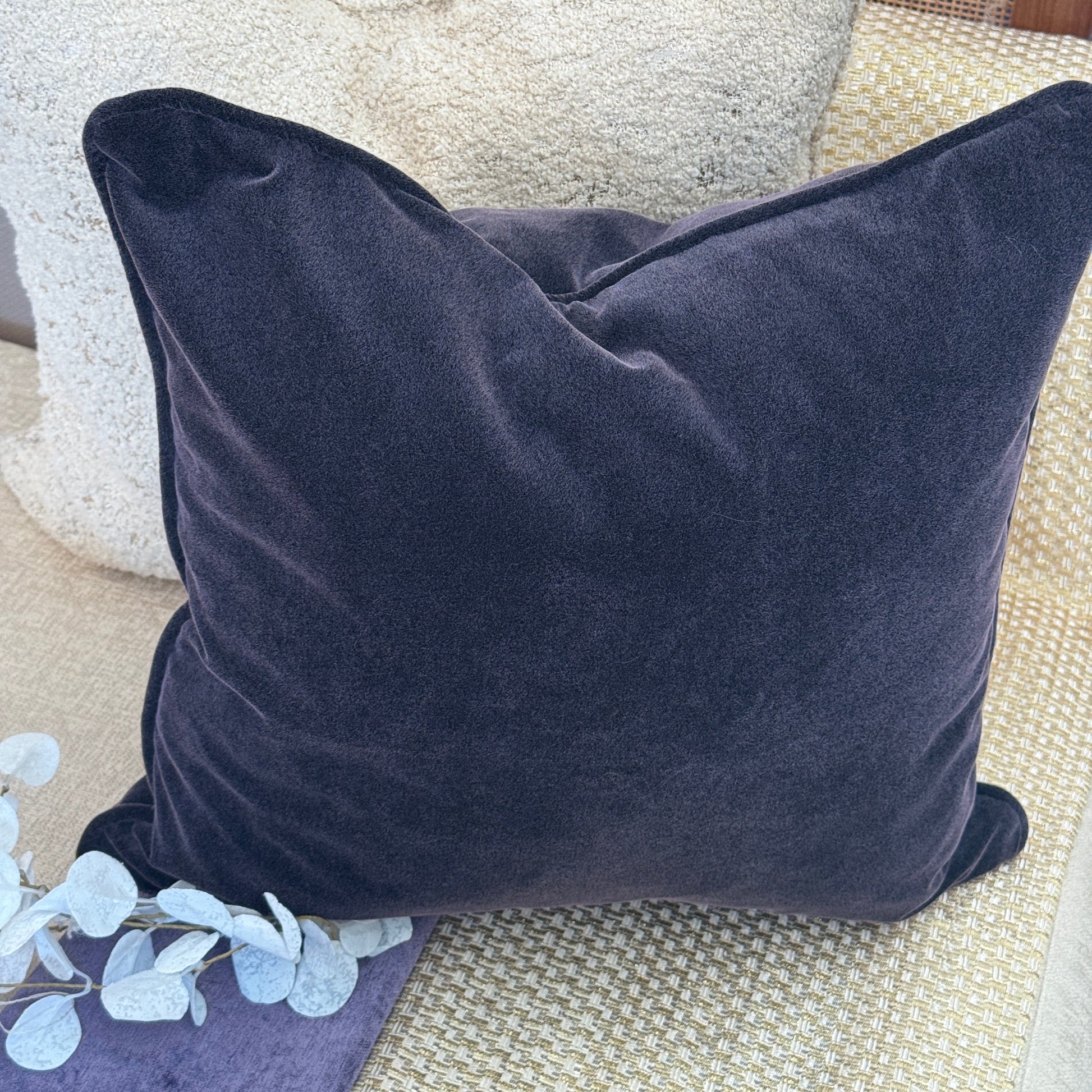 Coussin décoratif aubergine idéal pour  salon modene
