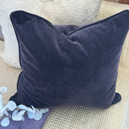 Coussin décoratif aubergine idéal pour  salon modene
