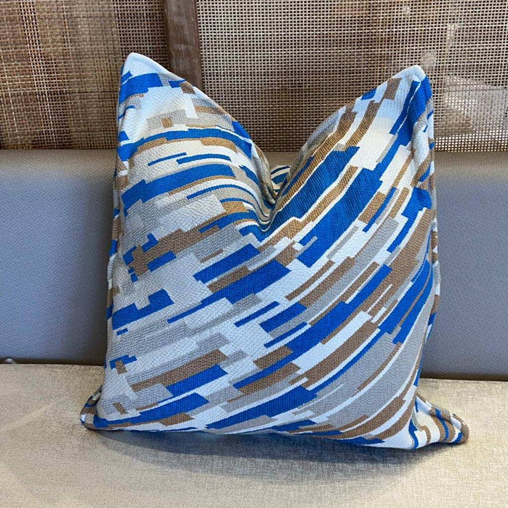 Coussin design moderne bleu d’inspiration marocaine, fait main pour décoration intérieure