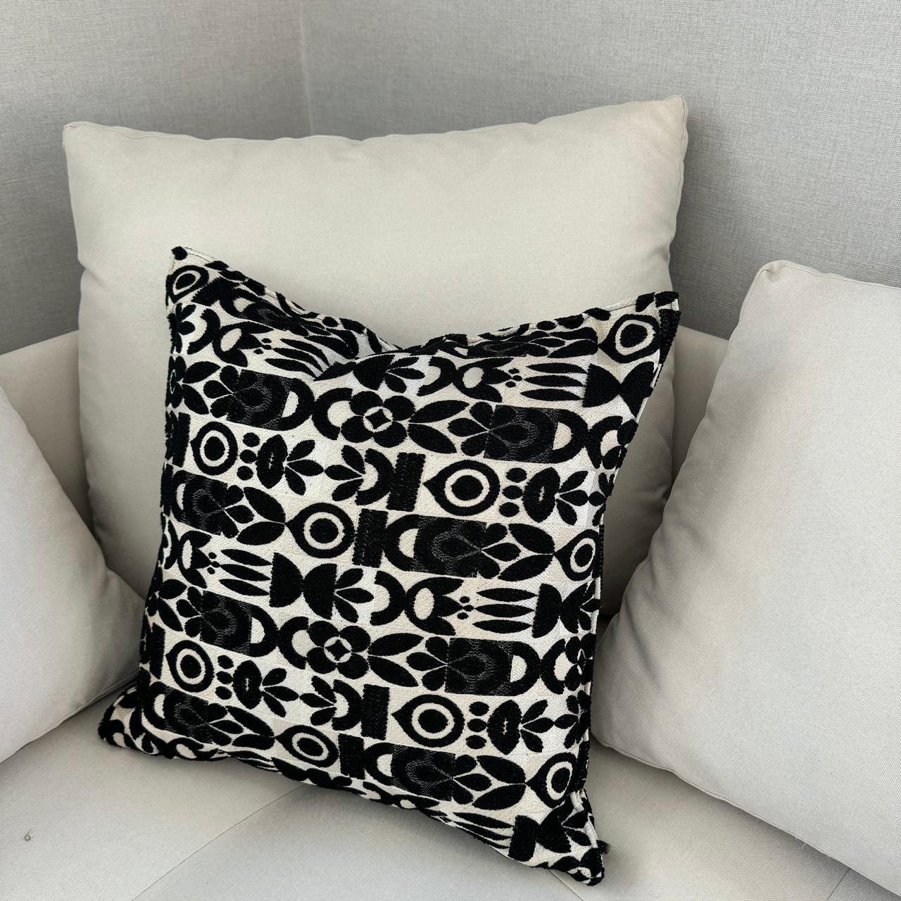 Coussin décoratif noir et blanc à motif graphique , design moderne et élégant Biyadi Collection