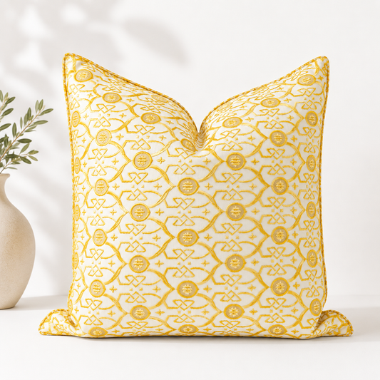 Coussin décoratif Élégance Royale jaune et écru en tissu tissé au Maroc, présenté dans un salon moderne et lumineux.