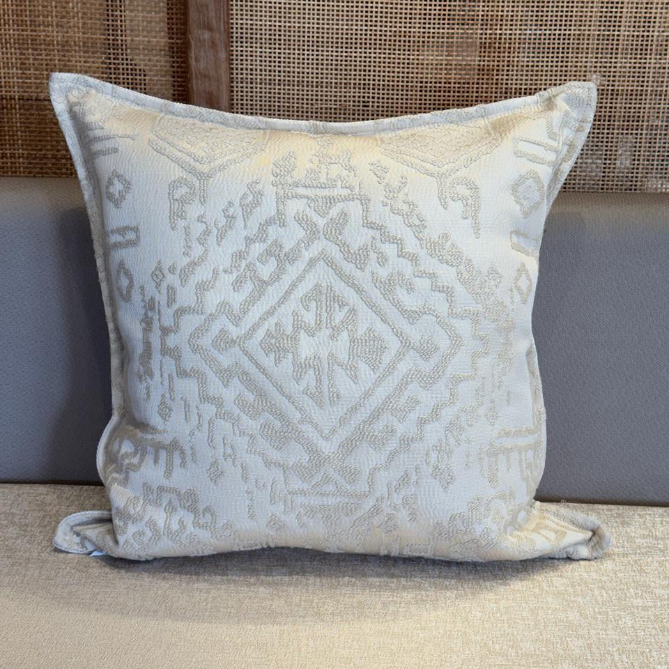 Coussin décoratif écru à motif géométrique ethnique, tissé en relief, style chic et intemporel – Biyadi Collection.