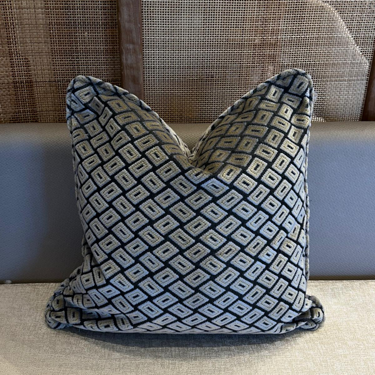 Coussin décoratif en tissu ethnique marocain noir et écru à motif géométrique, tissage en relief et finition haut de gamme.