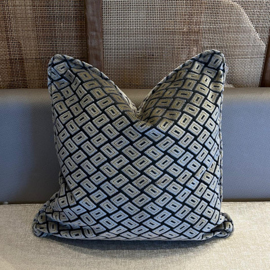 Coussin décoratif en tissu ethnique marocain noir et écru à motif géométrique, tissage en relief et finition haut de gamme.