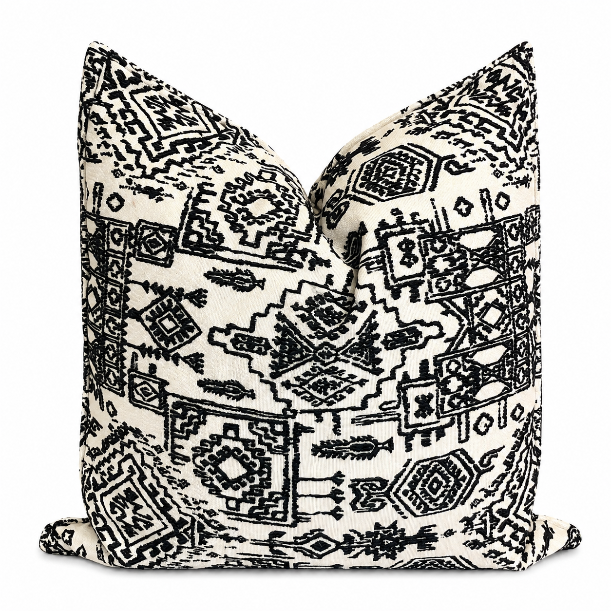Coussin décoratif noir et blanc à motif ethnique inspiré des tapis marocains, idéal pour une décoration moderne et néobeldi – Biyadi Collection.