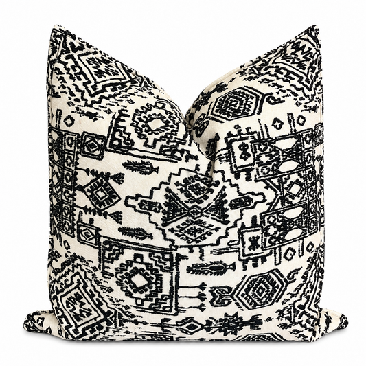 Coussin décoratif noir et blanc à motif ethnique inspiré des tapis marocains, idéal pour une décoration moderne et néobeldi – Biyadi Collection.
