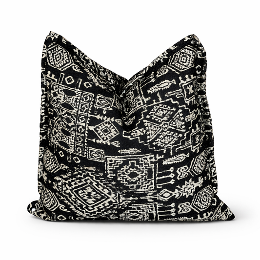 Coussin décoratif ethnique noir et blanc à motif géométrique marocain, tissu tissé en relief, idéal pour salon moderne ou marocain – Biyadi Collection
