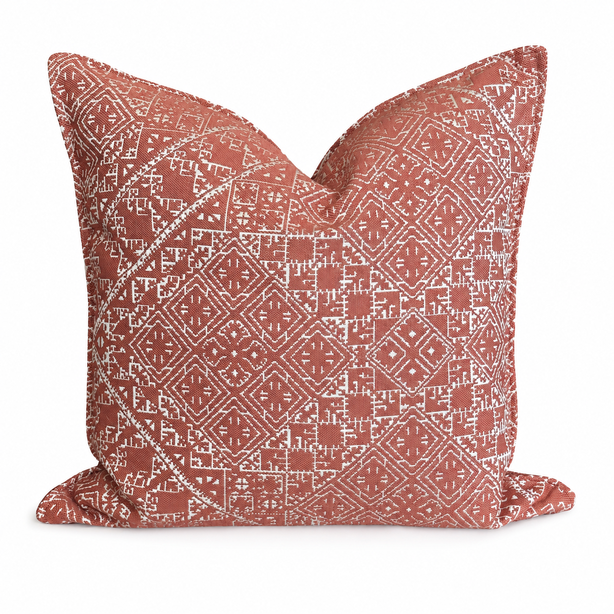 Coussin décoratif terracotta à motif ethnique effet brodé, style marocain moderne, création exclusive Biyadi Collection.