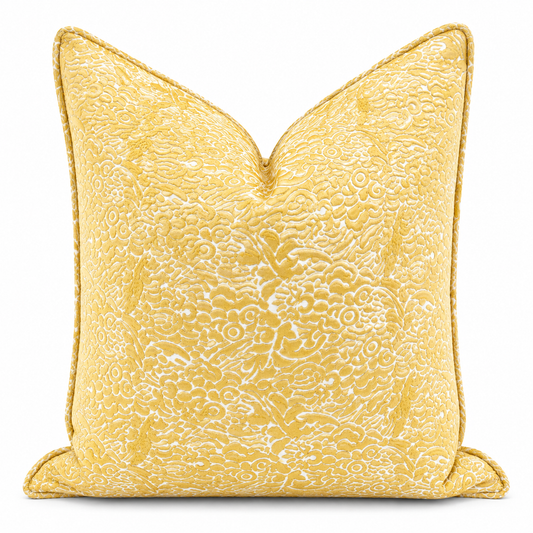 Coussin décoratif taupe uni et coussin jaune tisse en relief