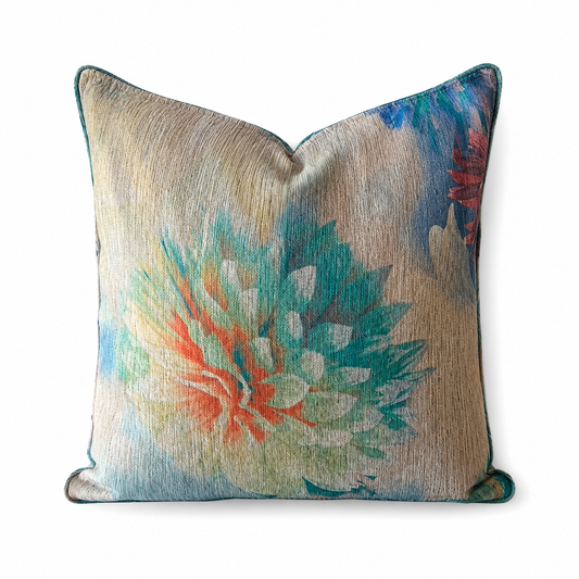 Coussin décoratif beige avec motif floral aquarelle turquoise, bleu et corail sur tissu texturé, idéal pour une décoration moderne – Biyadi Collection