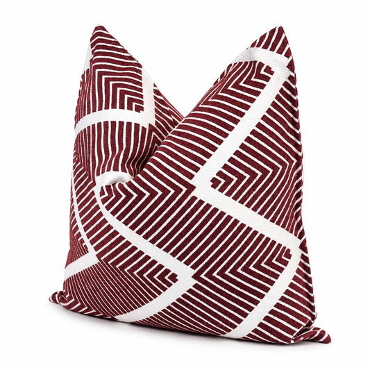 Coussin décoratif géométrique bordeau et blanc à motif graphique moderne, présenté sur fond blanc pour boutique Shopify haut de gamme.