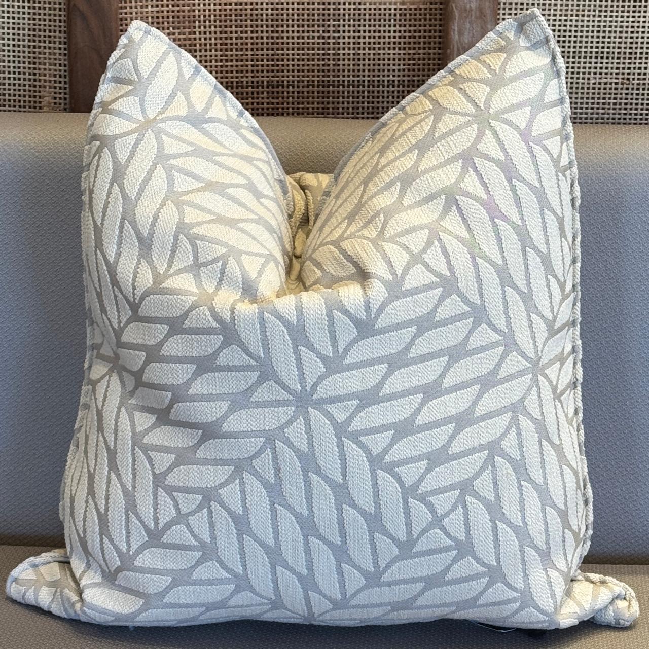 Coussin décoratif ivoire à motif géométrique texturé en relief, au design moderne et élégant, idéal pour une décoration intérieure contemporaine. Création Biyadi Collection.