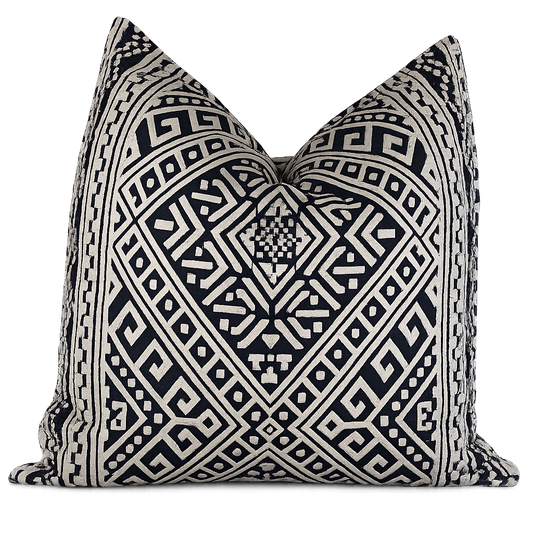 Coussin décoratif noir sablé à motifs géométriques d’inspiration néobeldi, photographié sur fond blanc pour boutique Shopify – Biyadi Collection