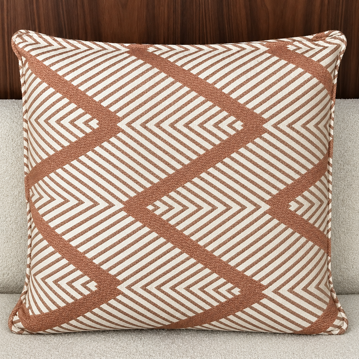 Coussin décoratif géométrique tabac et beige avec motif graphique moderne pour salon élégant.