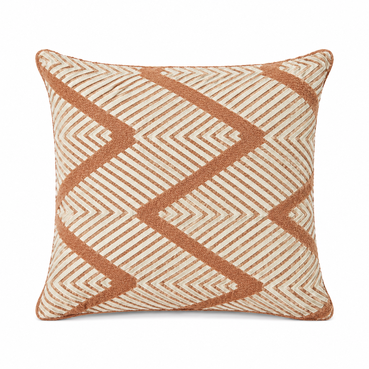 Coussin décoratif géométrique tabac et beige avec motif graphique moderne pour salon élégant.