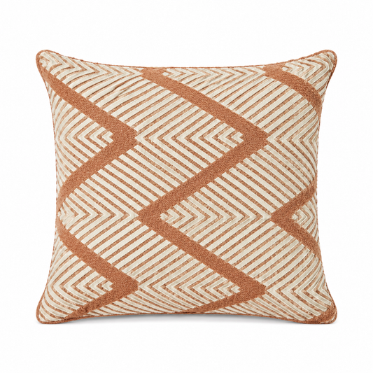 Coussin décoratif géométrique tabac et beige avec motif graphique moderne pour salon élégant.