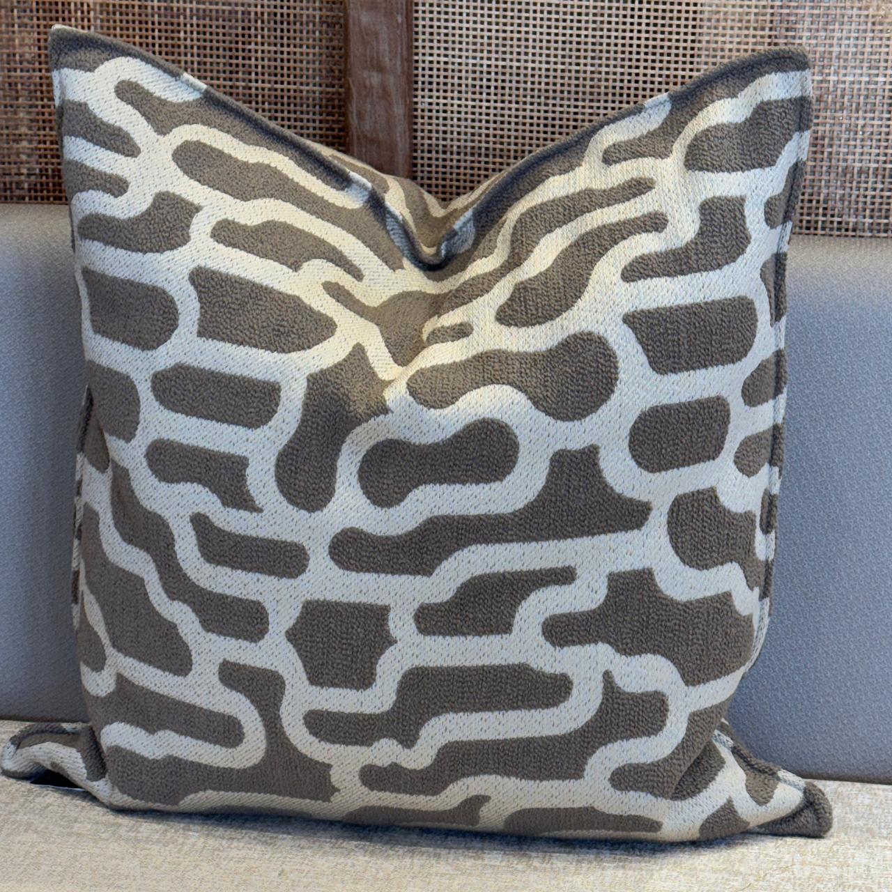 Coussin décoratif sablé et nuit avec motif organique en relief, au style moderne et naturel.

