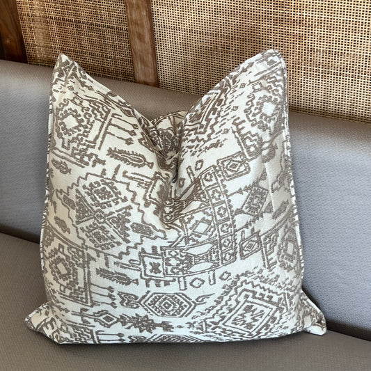 Coussin marocain ethnique taupe à motif géométrique, tissu tissé en relief, idéal pour salon moderne ou traditionnel – Biyadi Collection
