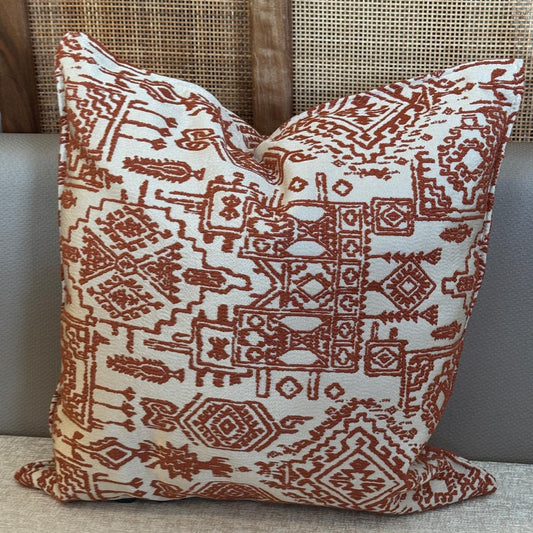 Coussin marocain ethnique couleur terracota  à motif géométrique, tissu tissé en relief, idéal pour salon moderne ou traditionnel – Biyadi Collection